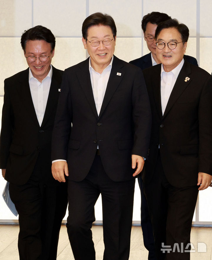 [서울=뉴시스] 고범준 기자 = 이재명 대통령이 17일 서울 한남동 관저에서 우원식 국회의장과 김민석 국무총리와 만찬에 입장하고 있다. 2025.07.17. bjko@newsis.com