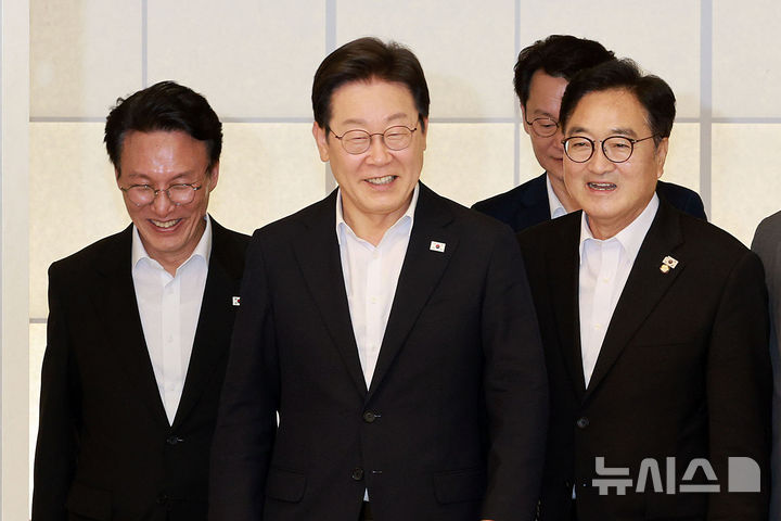 [서울=뉴시스] 고범준 기자 = 이재명 대통령이 17일 서울 한남동 관저에서 우원식 국회의장과 김민석 국무총리와 만찬에 입장하고 있다. 2025.07.17. bjko@newsis.com