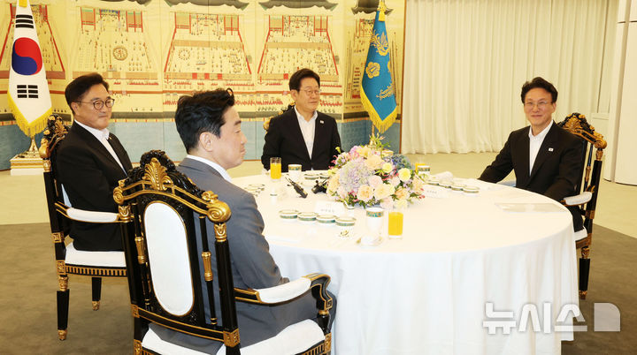 [서울=뉴시스] 고범준 기자 = 이재명 대통령이 17일 서울 한남동 관저에서 우원식 국회의장과 김민석 국무총리와 만찬에 앞서 환담을 나누고 있다.  오른쪽부터 김 총리, 이 대통령, 우 의장, 강훈식 비서실장. 2025.07.17. bjko@newsis.com