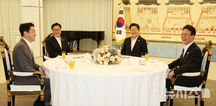 [서울=뉴시스] 고범준 기자 = 이재명 대통령이 17일 서울 한남동 관저에서 우원식 국회의장과 김민석 국무총리와 만찬에 앞서 환담을 나누고 있다.  오른쪽부터 김 총리, 이 대통령, 우 의장, 강훈식 비서실장. 2025.07.17. bjko@newsis.com