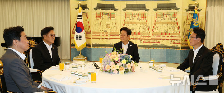 [서울=뉴시스] 고범준 기자 = 이재명 대통령이 17일 서울 한남동 관저에서 우원식 국회의장과 김민석 국무총리와 만찬에 앞서 환담을 나누고 있다.  오른쪽부터 김 총리, 이 대통령, 우 의장, 강훈식 비서실장. 2025.07.17. bjko@newsis.com