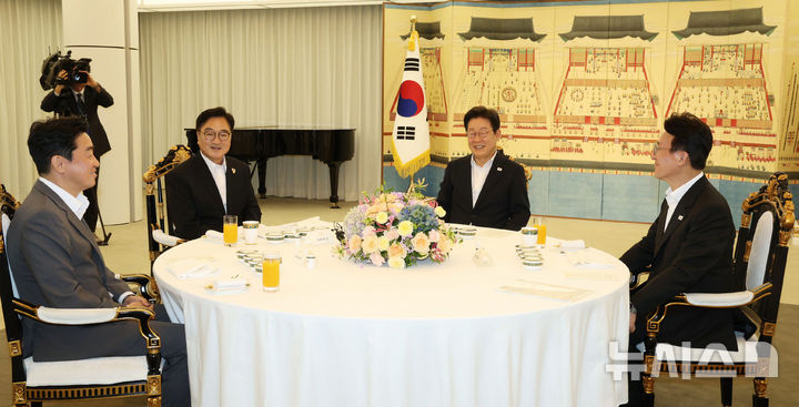 [서울=뉴시스] 고범준 기자 = 이재명 대통령이 17일 서울 한남동 관저에서 우원식 국회의장과 김민석 국무총리와 만찬에 앞서 환담을 나누고 있다.  오른쪽부터 김 총리, 이 대통령, 우 의장, 강훈식 비서실장. 2025.07.17. bjko@newsis.com