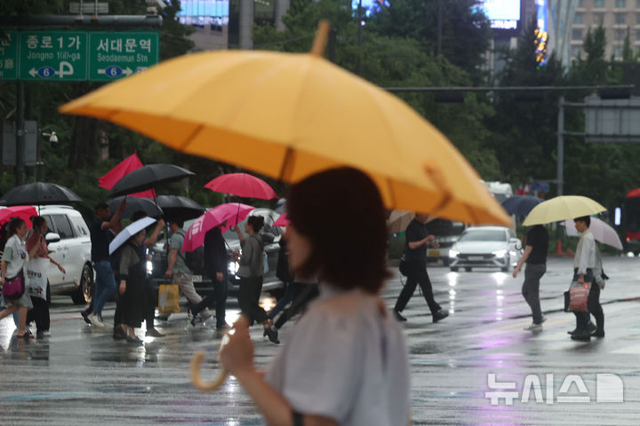[서울=뉴시스] 권창회 기자 = 전국적으로 많은 비가 내린 지난 17일 서울 종로구 광화문역 인근에서 시민들이 우산을 쓰고 이동하고 있다. 2025.07.17. kch0523@newsis.com