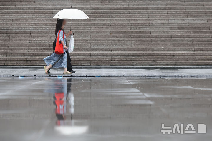 [서울=뉴시스] 권창회 기자 = 전국적으로 많은 비가 내린 17일 서울 종로구 광화문광장에서 시민들이 우산을 쓰고 이동하고 있다. 2025.07.17. kch0523@newsis.com