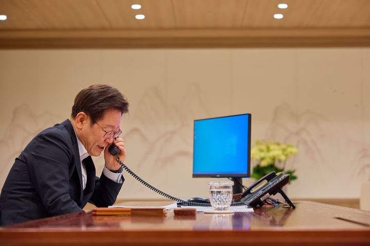 [서울=뉴시스] 이재명 대통령이 17일 서울 용산 대통령실 청사 집무실에서 레젭 타입 에르도안 튀르키예 대통령과 전화 통화를 하고 있다. (사진=대통령실 제공) 2025.07.17. photo@newsis.com *재판매 및 DB 금지