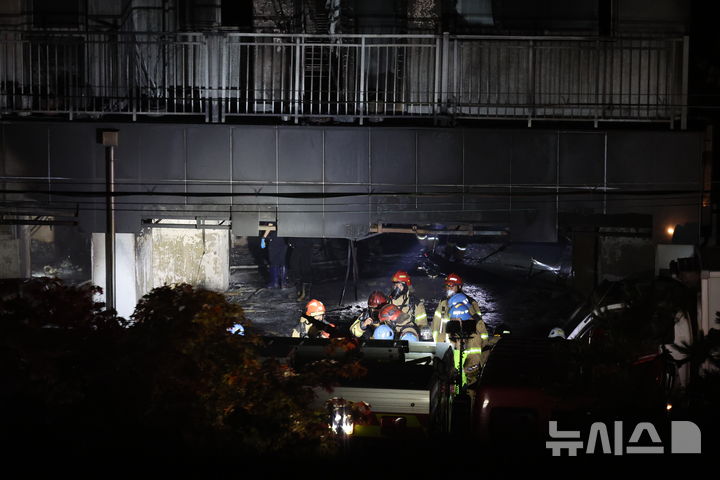 [광명=뉴시스] 황준선 기자 = 17일 밤 경기 광명시 한 아파트 주차장에서 발생한 화재 현장에서 소방대원들이 이동하고 있다. 2025.07.17. hwang@newsis.com