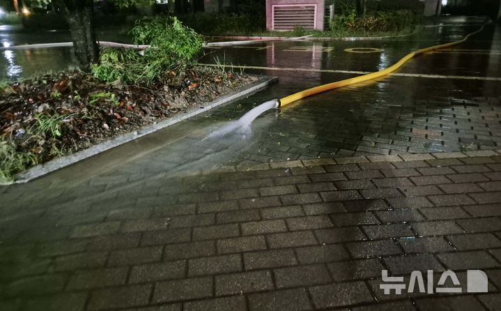 [광주=뉴시스] 변재훈 기자 = 하루 400㎜ 넘는 폭우가 쏟아진 17일 광주 북구 소재 영산강과 인접한 한 아파트단지에서 지하주차장 설비에 들어찬 물을 빼내는 작업이 진행 중이다. 2025.07.17. wisdom21@newsis.com