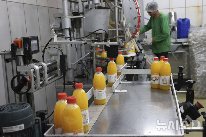 [리메이라=AP/뉴시스]브라질이 쥬스 공장에서 병입되는 신선 오렌지 주스. 2025.7.22. 
