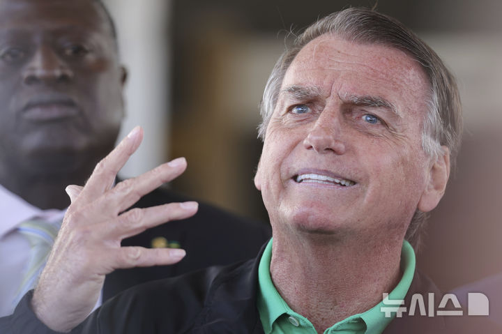 [브라질리아=AP/뉴시스] 자이르 보우소나루 전 브라질 대통령이 17일(현지 시간) 브라질리아의 상원 인근에서 기자회견 하고 있다. 2025.07.22.