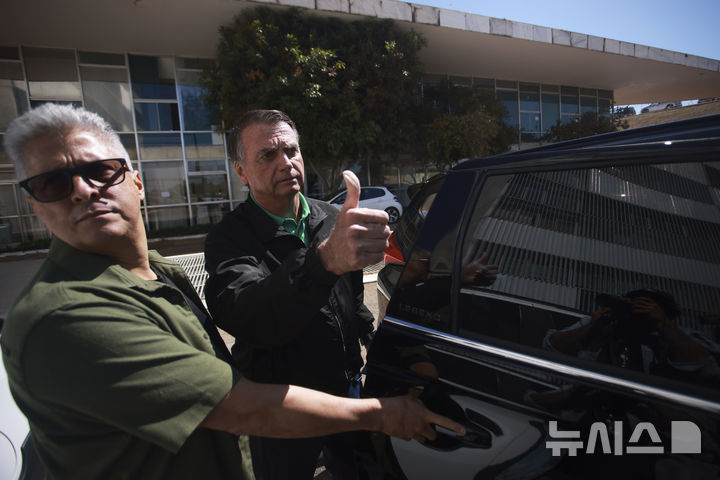 [브라질리아=AP/뉴시스] 자이르 보우소나루 전 브라질 대통령이 17일(현지 시간) 브라질리아의 상원 인근에서 기자회견 후 차량에 탑승하고 있다. 2025.07.22.