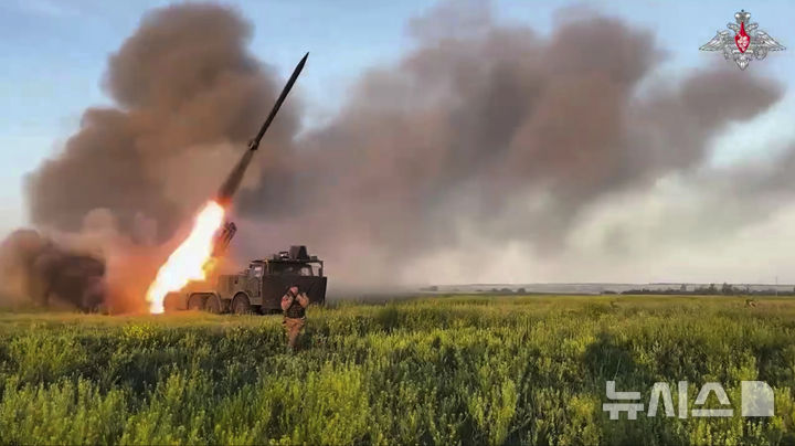 [우크라이나=AP/뉴시스] 미국 트럼프 행정부가 24일(현지 시간) 우크라이나의 방공 체계 지원을 위한 4500억원대 장비 판매를 승인했다. 사진은 러시아 국방부 배포로 지난 17일 러시아군의 자주 다연장로켓포가 우크라이나 미상의 장소에서 우크라이나군 진지를 향해 발사되는 모습. 2025.07.25.