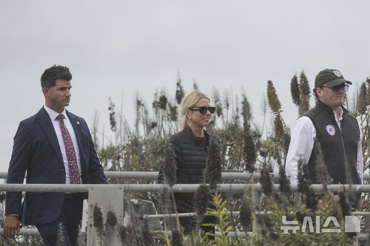 [앨커트래즈섬=AP/뉴시스]팸 본디 미국 법무장관이 17일(현지 시간) 앨커트래즈섬을 방문한 뒤 포트베이커 항구에 돌아온 모습. 2025.07.18.