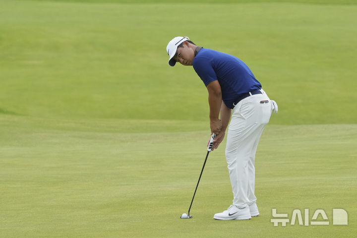 [포트러시=AP/뉴시스] 김주형이 지난 7월17일(현지 시간) 북아일랜드 포트러시의 로열 포트러시 골프클럽에서 열린 제153회 디오픈(브리티시오픈) 첫날 10번 홀 그린에서 퍼팅하고 있다. 김주형은 2언더파 69타 공동 10위에 이름을 올렸다. 2025.07.18.