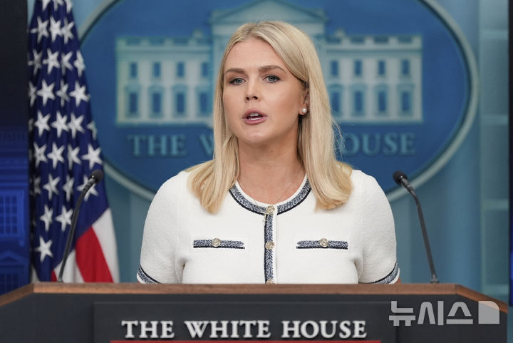 [워싱턴=AP/뉴시스]캐롤라인 레빗 백악관 대변인이 17일(현지 시간) 정례브리핑에서 발언하고 있다. 2025.07.18.