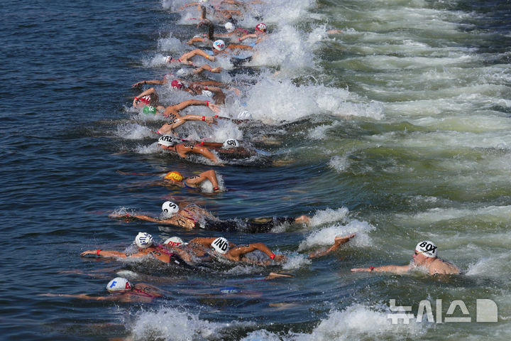 [싱가포르=AP/뉴시스] 18일 싱가포르 센토사섬에서 열린 2025 싱가포르 세계수영선수권대회 오픈워터 스위밍 남자 5㎞ 경기 모습. 2025.07.18