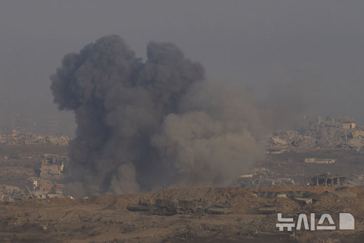 [가자지구=AP/뉴시스] 7월 18일(현지 시간) 가자지구 북부에서 또 폭격으로 인한 연기가 치솟는 모습이 이스라엘 남부에서 관측되고 있다. 2025.07. 20.