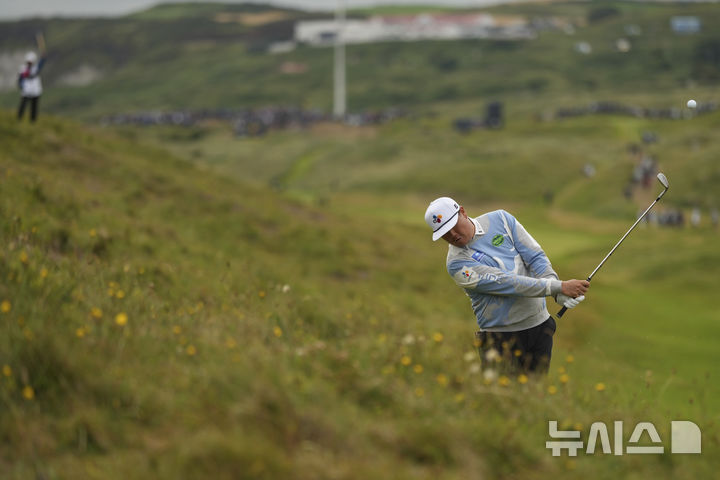 [포트러시=AP/뉴시스] 임성재가 18일(현지 시간) 북아일랜드 포트러시의 로열 포트러시 골프클럽에서 열린 제153회 디오픈(브리티시오픈) 2라운드 8번 홀 러프에서 공을 치고 있다. 2025.07.19.