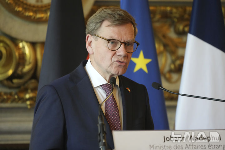 [파리=AP/뉴시스] ﻿﻿요한 바데풀 독일 외무장관이 8~9일 중국을 방문한다. 사진은 지난 7월18일 바데풀 장관이 프랑스 파리에서 장 노엘 바로 프랑스 외무장관과 공동 기자회견 중인 모습. 2025.12.07