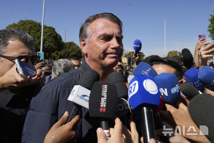 [브라질리아=AP/뉴시스] 자이르 보우소나루 전 브라질 대통령이 18일(현지 시간) 대법원으로부터 전자발찌 부착 명령을 받은 뒤 브라질리아의 한 교도소를 나서며 취재진과 인터뷰 하고 있다. 2025.07.22.