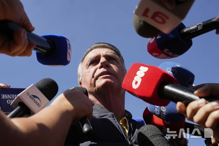 [브라질리아=AP/뉴시스] 자이르 보우소나루 전 브라질 대통령이 2022년 대선 결과를 뒤집으려 한 혐의로 대법원에서 징역 27년 3개월의 중형을 선고받았지만, 전문가들은 그가 브라질 정치 지형에 여전히 중요한 영향을 미칠 것으로 분석했다고 12일(현지 시간) AP통신이 보도했다. 사진은 자이르 보우소나루 전 브라질 대통령이 지난 7월 18일(현지 시간) 대법원으로부터 전자발찌 부착 명령을 받은 뒤 브라질리아의 한 교도소를 나서며 취재진과 인터뷰 하고 있다. 2025.09.13.