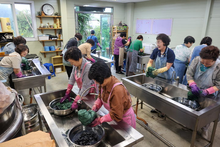 [진주=뉴시스]진주시, 농촌관광 활성화 천연염색 체험.(사진=진주시 제공).2025.07.18.photo@newsis.com *재판매 및 DB 금지