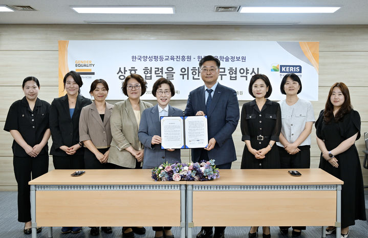 [서울=뉴시스] 김삼화 한국양성평등교육진흥원과 정제영 한국교육학술정보원 원장(가운데)이 지난 17일 아동·청소년 대상 디지털 성범죄 및 사이버 폭력 대응을 위한 업무협약을 맺었다. 2025.07.18. (사진=한국양성평등교육진흥원 제공) *재판매 및 DB 금지