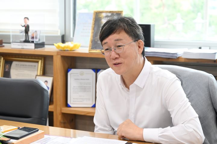 [안산=뉴시스] 문영호 기자 = 이민근 안산시장이 15일 시장 집무실에서 뉴시스와 인터뷰를 하고 있다.2025.07.18.sonanom@newsis.com *재판매 및 DB 금지