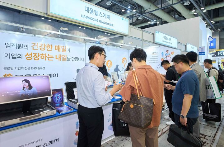 [서울=뉴시스] 행사에 참석한 관람객이 대웅 헬스케어 부스에 방문해 관계자의 설명을 듣고 있다. (사진=대웅 제공) 2025.07.18. photo@newsis.com *재판매 및 DB 금지