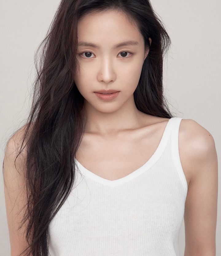 [서울=뉴시스] 배우 손나은이 새 프로필 사진을 공개했다. (사진=제이와이드컴퍼니 인스타그램 캡처) 2025.07.18. photo@newsis.com *재판매 및 DB 금지