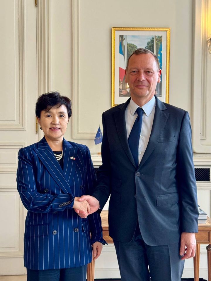 [서울=뉴시스]강금실 전 법무부 장관을 단장으로 하는 대통령 프랑스 특사단이 프랑스 대통령실 외교수석을 만나 대통령 친서를 전달하고 상·하원 주요 인사 및 현지 주요 기업 대표들을 면담했다.(사진 외교부 제공)  *재판매 및 DB 금지