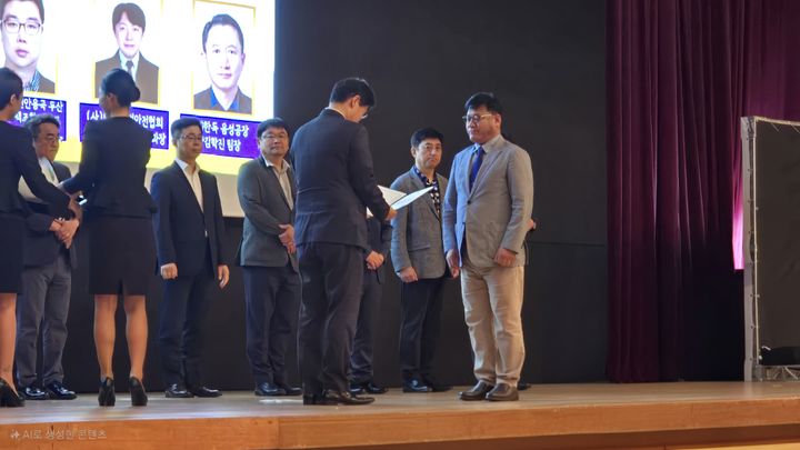 [대전=뉴시스] 상을 받는 우송정보대 산업안전과 임광묵 교수. (사진=우송정보대 제공) *재판매 및 DB 금지