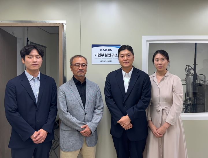 왼쪽부터 채오병 가천대 교수, 신영준 가천대 교수, 유성준 대진첨단소재 대표, 박성빈 대진첨단소재 연구소장. (사진=대진첨단소재) *재판매 및 DB 금지