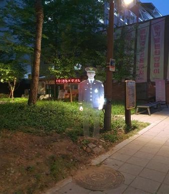 [서울=뉴시스] 서울 중부경찰서는 '중부 안전한 공원 만들기' 사업의 일환으로 중구 저동3공원에 설치한 3D 홀로그램 경찰관 안내판이 범죄 예방에 실질적인 효과를 거두고 있다고 18일 밝혔다. 사진은 홀로그램 경찰관 안내판. (사진 제공=중부경찰서) 2025.07.18. photo@newsis.com *재판매 및 DB 금지