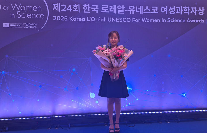 [공주=뉴시스] 국립공주대 사범대학 환경교육과 이정현 교수 시상식 기념촬영. (사진=국립공주대 제공) *재판매 및 DB 금지