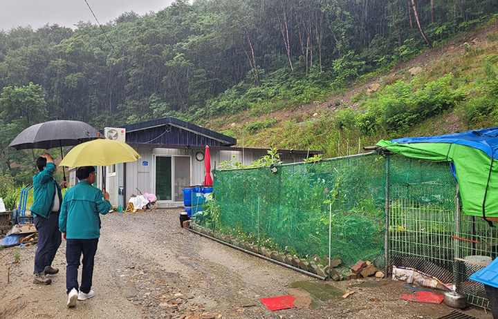 정선군은 지난 17일 이창우 부군수를 중심으로 산림과 공무원들로 구성된 ‘특별 점검반’을 편성해 산사태 취약지역에 대한 긴급 현장 점검을 실시하고 있다.(사진=정선군 제공) *재판매 및 DB 금지
