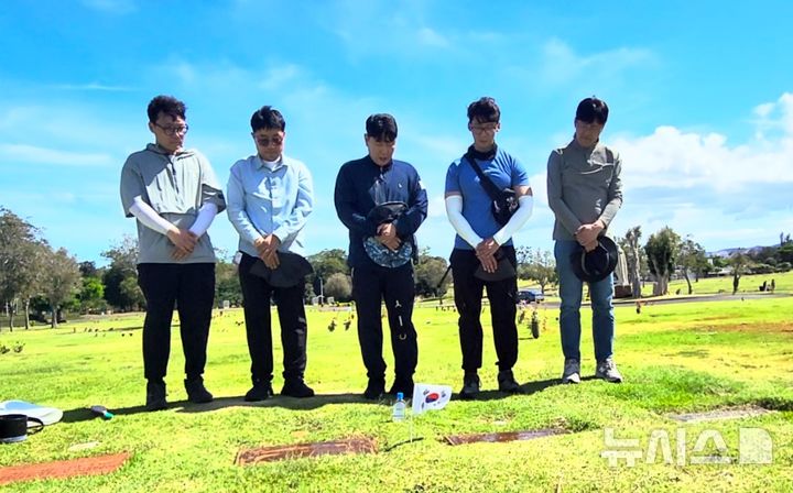 [창원=뉴시스]국립창원대학교 박민원 총장(가운데) 등 하와이 이민자 조사단이 지난 6월 현지 조사에서 독립유공자 고덕화·김공도 지사의 묘비를 확인한 후 추모하고 있다.(사진=국립창원대 제공) 2025.07.18. photo@newsis.com