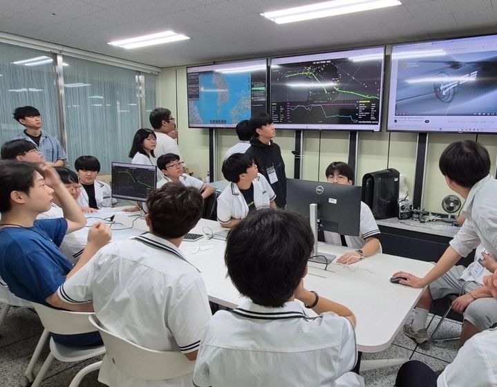 [인천=뉴시스] 2025 항공분야 대학 진로탐색 멘토링에서 정석항공과학고등학교 학생들이 체험활동을 하고 있다. (사진=인하대 제공) 2025.07.18. photo@newsis.com *재판매 및 DB 금지