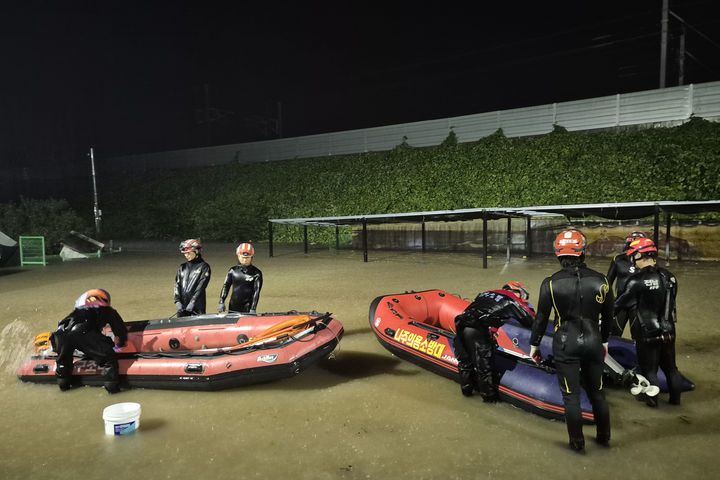 [나주=뉴시스] 17일 기록적인 폭우로 영산강 물이 역류해 침수 피해를 입은 전남 나주의 한 요양원에 소방구조대가 고무보트를 이용해 입소자들을 구조하기 위해 장비를 점검하고 있다. (사진=나주소방서 제공) photo@newsis.com *재판매 및 DB 금지