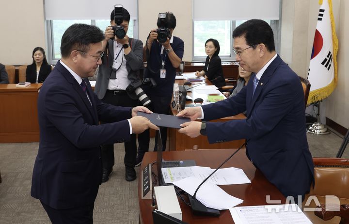 [서울=뉴시스] 조성봉 기자 = 윤호중 행정안전부 장관 후보자가 18일 서울 여의도 국회 행정안전위원회에서 열린 인사청문회에서 신정훈 행안위원장에게 선서문을 제출하고 있다. 2025.07.18. suncho21@newsis.com