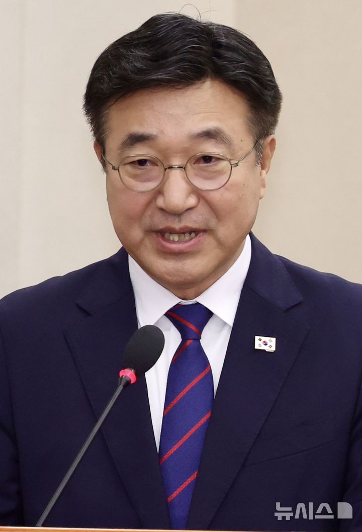 [서울=뉴시스] 조성봉 기자 = 윤호중 행정안전부 장관 후보자가 18일 서울 여의도 국회 행정안전위원회에서 열린 인사청문회에서 모두 발언을 하고 있다. 2025.07.18. suncho21@newsis.com