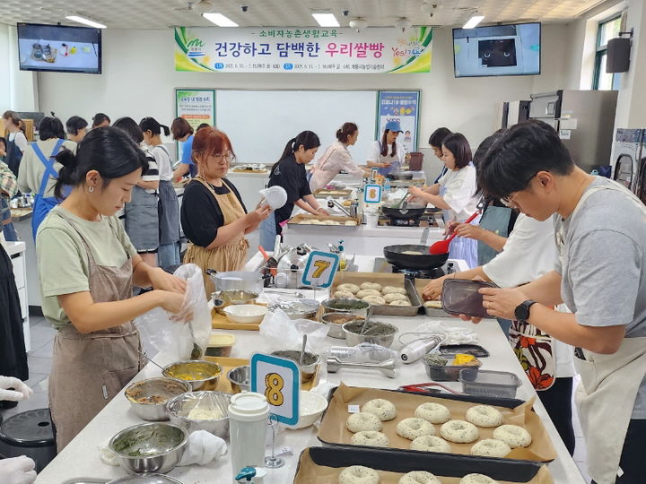 [계룡=뉴시스]계룡농업기술센터의 우리쌀빵 교육 과정 모습. 2025. 07. 18 photo@newsis.com *재판매 및 DB 금지