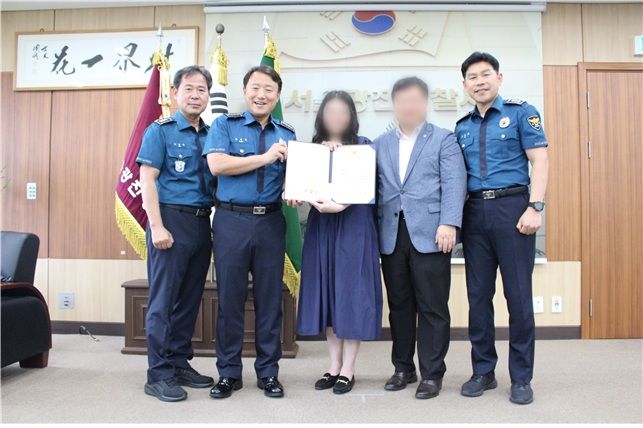 서울 광진경찰서는 보이스피싱 피해를 사전에 차단한 공로로 우리은행 직원 A씨에게 감사장을 수여했다고 18일 밝혔다.(사진=광진경찰서) *재판매 및 DB 금지