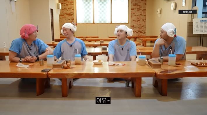 [서울=뉴시스] 배우 조정석이지난 17일 유튜브 채널에 올라온 영상에서 그룹 에픽하이와 함께 밸런스 게임을 진행했다. (사진=유튜브 채널 '에픽하이' 캡처) 2025.07.18. photo@newsis.com *재판매 및 DB 금지