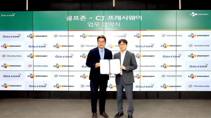 [서울=뉴시스]손장순(왼쪽) 골프존 플랫폼사업부장과 최석중 CJ프레시웨이 FS사업담당.(사진=골프존 제공) 2025.07.18. photo@newsis.com *재판매 및 DB 금지