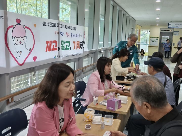 [창원=뉴시스] 강경국 기자 = 경남 창원보건소가 17일 성산노인종합복지관에서 어르신을 대상으로 '혈관튼튼 건강튼튼 고혈압·당뇨 상담실'을 운영하고 있다. (사진=창원시청 제공). 2025.07.18. photo@newsis.com *재판매 및 DB 금지