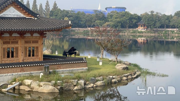 [전주=뉴시스]윤난슬 기자 = 전주시는 바라캇이 작곡한 곡 '전주 랩소디'를 활용한 관광 홍보영상이 2025 아시아태평양관광협회(PATA) 골드 어워드에서 마케팅 부문 '최고의 여행 영상'을 받았다고 18일 밝혔다. (사진=전주시 제공) photo@newsis.com 