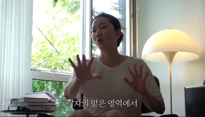 [서울=뉴시스] 모델 겸 배우 장윤주가 지난 17일 유튜브 채널에 올린 영상에 결혼 10주년을 맞아 기념하는 모습을 담았다. (사진=유튜브 채널 '윤주르' 캡처) 2025.07.18. photo@newsis.com *재판매 및 DB 금지