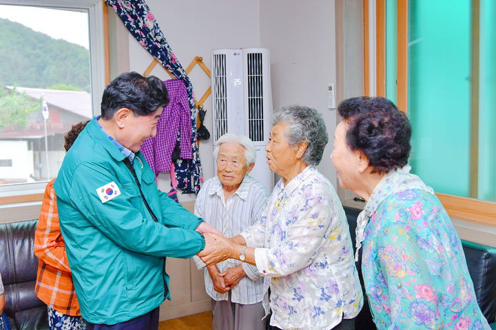 무더위심터를 방문한 김명기 횡성군수. *재판매 및 DB 금지