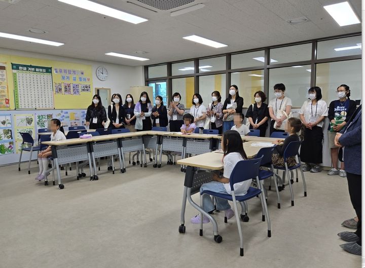 [안산=뉴시스] 세계 각지 한글학교에서 외국인을 상대로 한국어를 가르치는 교사들이 17일 안산원곡초에서 수업 과정을 참관하고 있다.(사진=안산교육지원청 제공)2025.07.18.photo@newsis.com *재판매 및 DB 금지