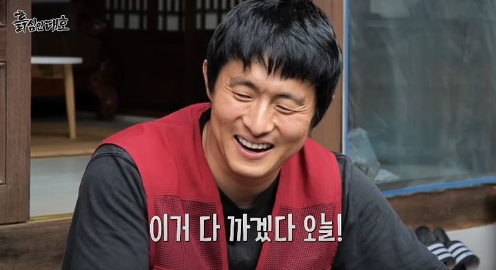 [서울=뉴시스] 방송인 김대호·기안84가 지난 17일 유튜브 채널에 올라온 영상에서 텃밭 야채들로 직접 반찬을 만들어 함께 식사했다. (사진=유튜브 채널 '흙심인대호' 캡처) 2025.07.18. photo@newsis.com *재판매 및 DB 금지